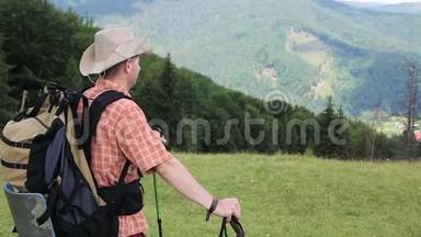 男子背包客在山上徒步旅行